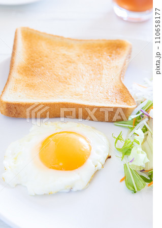 美味しいトーストと目玉焼とサラダのモーニング 110658177