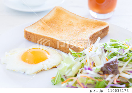 美味しいトーストと目玉焼とサラダのモーニング 110658178