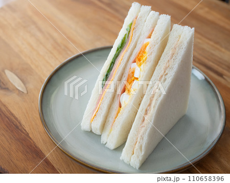 皿の上のサンドイッチ 皿の上のサンドイッチ 110658396