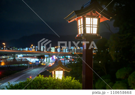 夜の篠崎神社から見る灯篭と小倉街並み夜景 夜の篠崎神社から見る灯篭と小倉街並み夜景 110658668