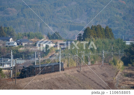 鹿児島本線の築堤を走るSL人吉 110658805