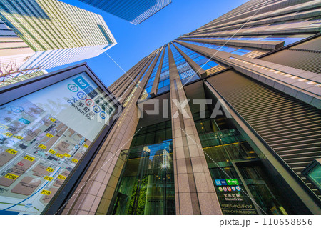 日本の東京都市景観 大手町駅(出入口)やビル群。右は大手町パークビルディング=令和6年1月17日 日本の東京都市景観 大手町駅(出入口)やビル群。右は大手町パークビルディング=令和6年1月17日 110658856