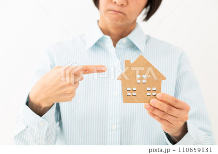 マンションの住宅模型を指差すミドル女性 110659131