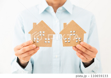 戸建ての住宅模型を持つミドル女性 110659133