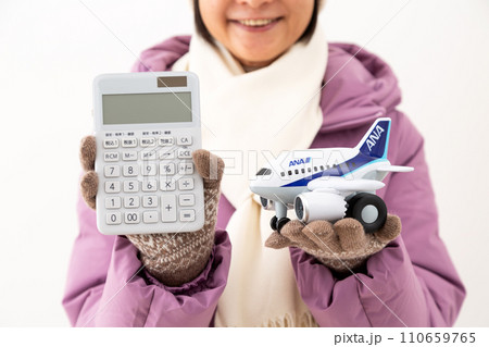 飛行機の模型を持つミドル女性 飛行機の模型を持つミドル女性 110659765