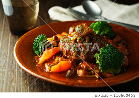 キノコ入りデミグラスの煮込みハンバーグ 110660455