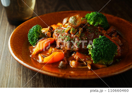 キノコ入りデミグラスの煮込みハンバーグ 110660460