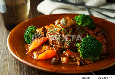 キノコ入りデミグラスの煮込みハンバーグ 110660477