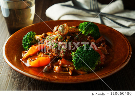 キノコ入りデミグラスの煮込みハンバーグ キノコ入りデミグラスの煮込みハンバーグ 110660480