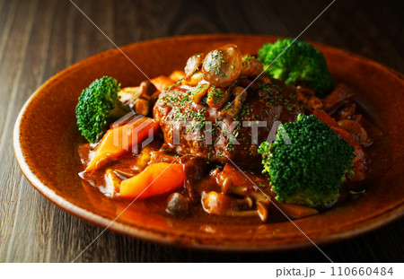 キノコ入りデミグラスの煮込みハンバーグ 110660484