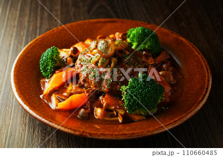 キノコ入りデミグラスの煮込みハンバーグ 110660485