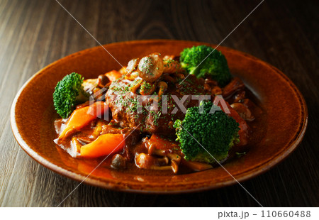 キノコ入りデミグラスの煮込みハンバーグ 110660488