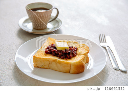 あんトースト、小倉餡とバターのトースト、名古屋飯 あんトースト、小倉餡とバターのトースト、名古屋飯 110661532