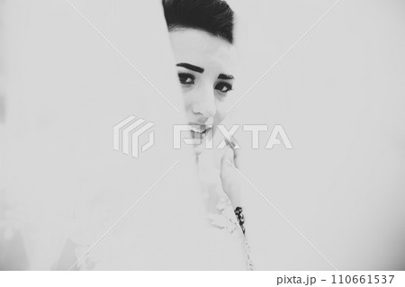 Beautiful luxury bride in elegant white dress 110661537