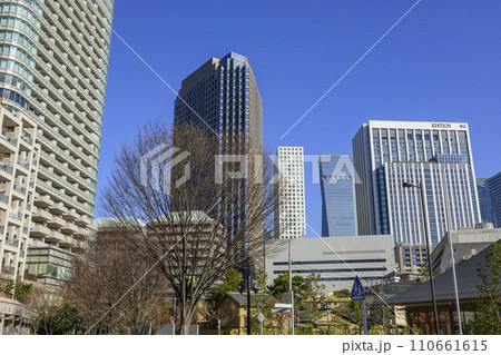 虎ノ門・麻布台再開発 麻布台ヒルズの中央広場から望む都心のビル群 東京都港区 虎ノ門・麻布台再開発 麻布台ヒルズの中央広場から望む都心のビル群 東京都港区 110661615