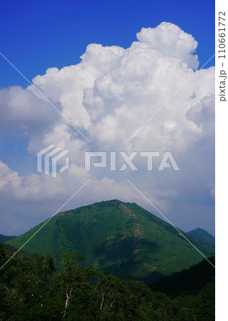 ユニ石狩岳上空の入道雲 110661772