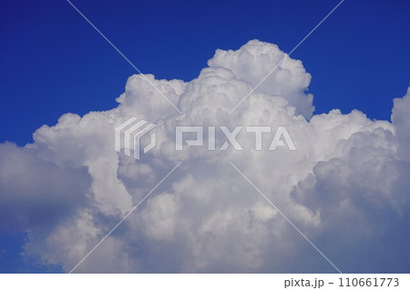 ユニ石狩岳上空の入道雲 110661773