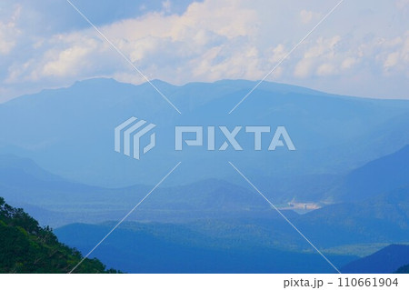 石狩岳稜線からの大雪ダムとニセイカウシュッペ山 110661904