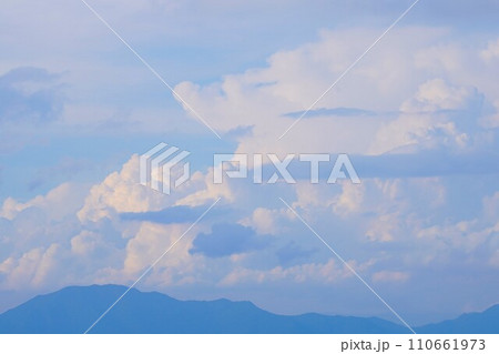 ユニ石狩岳山頂から入道雲 110661973