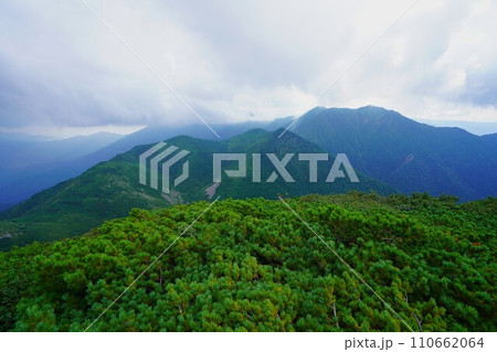ユニ石狩岳山頂からの音更山と石狩岳の稜線 ユニ石狩岳山頂からの音更山と石狩岳の稜線 110662064