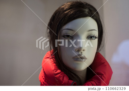 Closeup of black hair mannequin in a women fashion store showroom 110662329