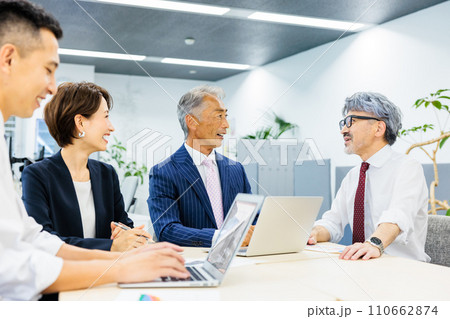 オフィスでミーティングをするビジネスパーソン 110662874