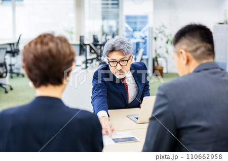 オフィスで幹部会議を行うビジネスパーソン 110662958