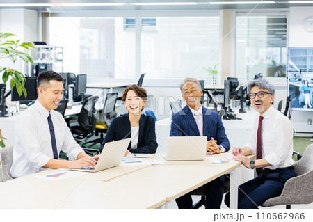 オフィスでミーティングをするビジネスパーソン オフィスでミーティングをするビジネスパーソン 110662986