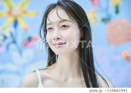 鮮やかな模様の壁紙の前に立つ女性 鮮やかな模様の壁紙の前に立つ女性 110662991