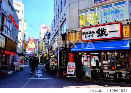 平日の昼間から酔っぱらえる街=東京都北区赤羽 平日の昼間から酔っぱらえる街=東京都北区赤羽 110664885