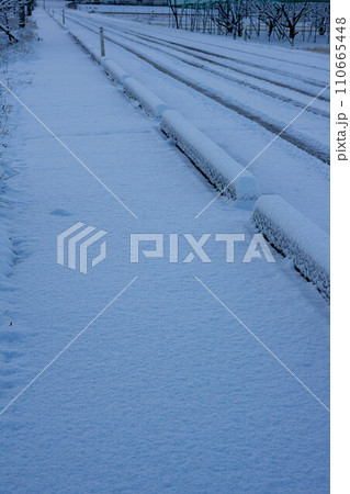 雪の積もった道路 110665448