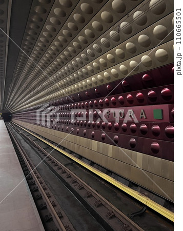 チェコ・プラハの地下鉄FLORA駅のカラフルな壁 チェコ・プラハの地下鉄FLORA駅のカラフルな壁 110665501