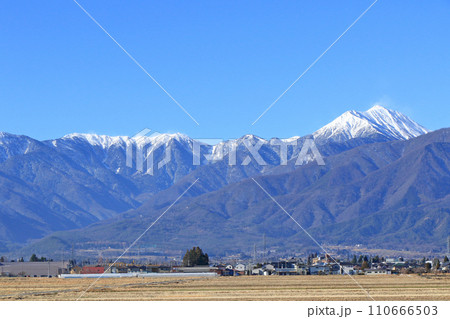 冬の安曇野と北アルプス 110666503