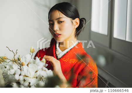 朱赤の振袖と袴を着た女性 110666546