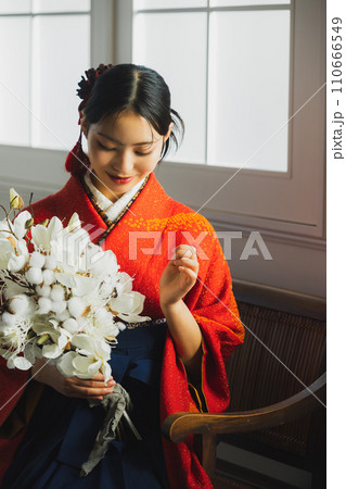 朱赤の振袖と袴を着た女性 朱赤の振袖と袴を着た女性 110666549
