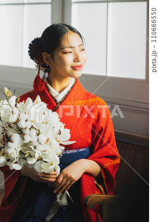 朱赤の振袖と袴を着た女性 朱赤の振袖と袴を着た女性 110666550