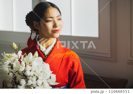 朱赤の振袖と袴を着た女性 110666551
