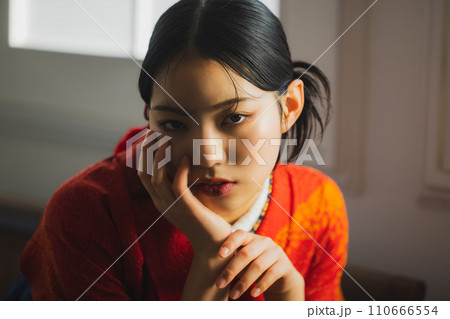 朱赤の振袖と袴を着た女性 朱赤の振袖と袴を着た女性 110666554