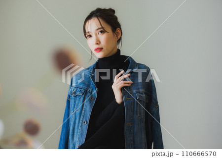 デニムジャケットの女性　 110666570