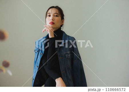 デニムジャケットの女性 デニムジャケットの女性 110666572