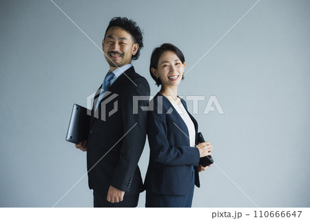 ミドルビジネスマン男女 110666647