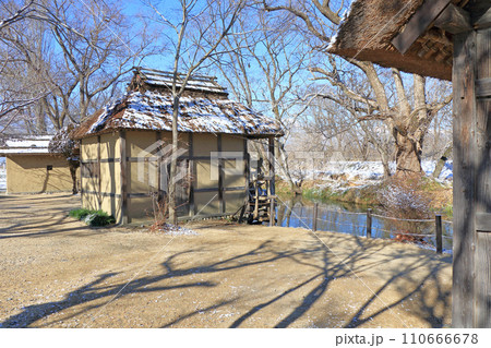 冬の安曇野 河畔の水車小屋 冬の安曇野 河畔の水車小屋 110666678