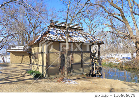 冬の安曇野　河畔の水車小屋 110666679