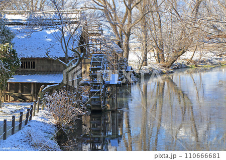 冬の安曇野　河畔の水車小屋 110666681