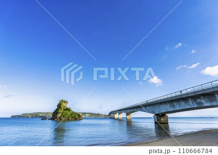 青空と古宇利大橋　沖縄県名護市 110666784