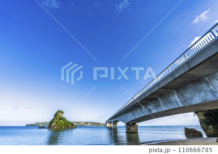 青空と古宇利大橋 沖縄県名護市 青空と古宇利大橋 沖縄県名護市 110666785