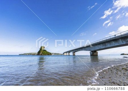 青空と古宇利大橋　沖縄県名護市 110666788