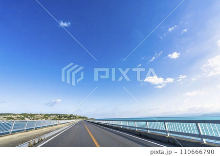 青空と古宇利大橋　沖縄県名護市 110666790