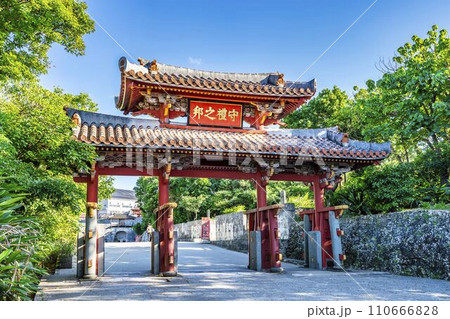青空と首里城の守礼門　沖縄県那覇市 110666828