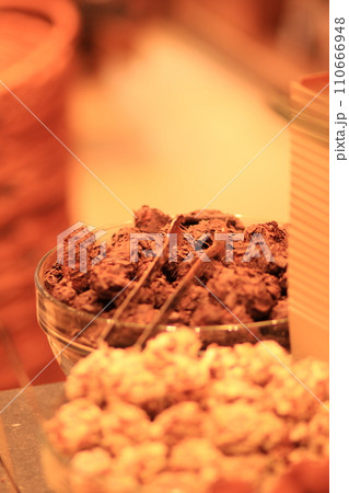 グラン・プラスのチョコレート屋さんのおいしそうなチョコレート（ベルギー ブリュッセル） 110666948